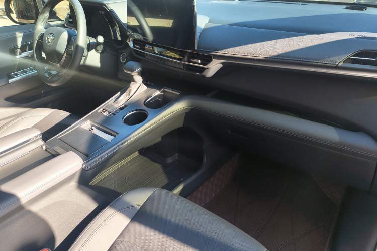 Used Toyota SIENNA 2024 2.5L Hybrid Four-Wheel Drive Prestige Edition Interior 8