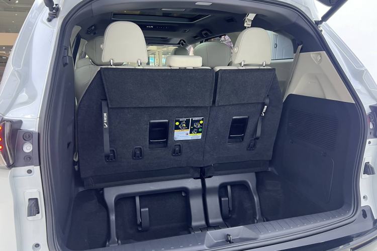 Used Toyota SIENNA 2024 2.5L Hybrid Ultimate Edition Interior 8