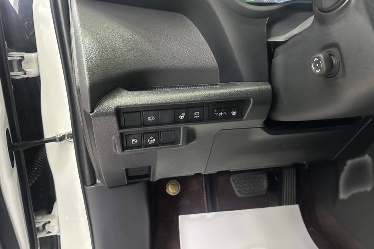 Used Toyota SIENNA 2024 2.5L Hybrid Platinum Edition Interior 9