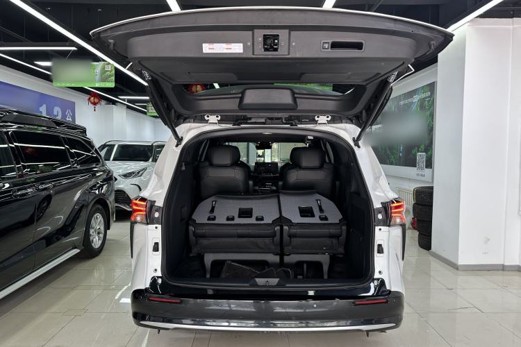 Used Toyota SIENNA 2024 2.5L Hybrid Four-Wheel Drive Prestige Edition Interior 9