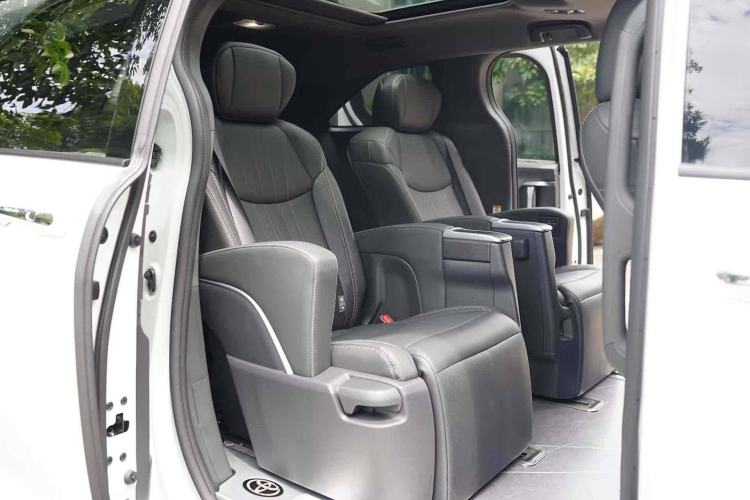 Used Toyota SIENNA 2024 2.5L Hybrid Ultimate Edition Interior 9