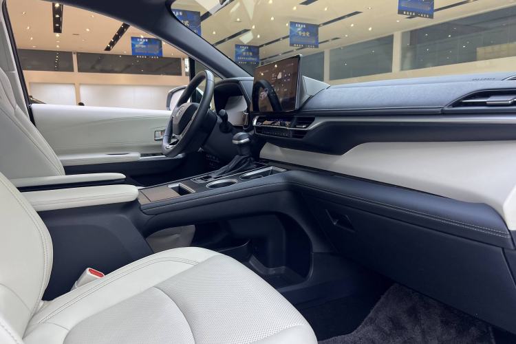 Used Toyota SIENNA 2024 2.5L Hybrid Ultimate Edition Interior 9
