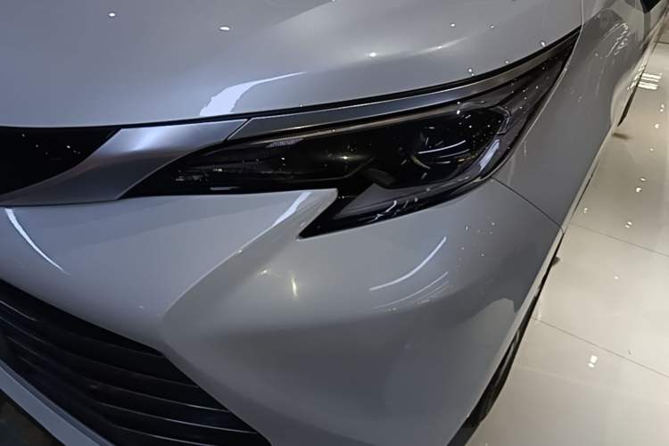 Used Toyota SIENNA 2024 2.5L Hybrid Luxury Edition Left Front Headlight