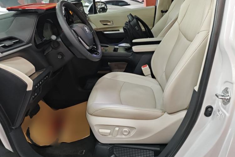 Used Toyota SIENNA 2024 2.5L Hybrid Platinum Edition Left Front Seat