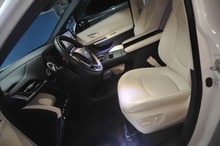 Used Toyota SIENNA 2024 2.5L Hybrid Luxury Edition Left Front Seat