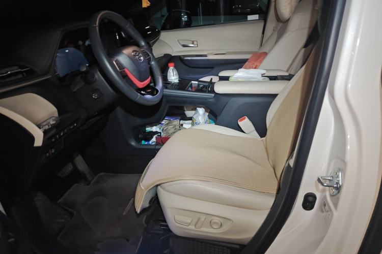 Used Toyota SIENNA 2024 2.5L Hybrid Platinum Edition Left Front Seat