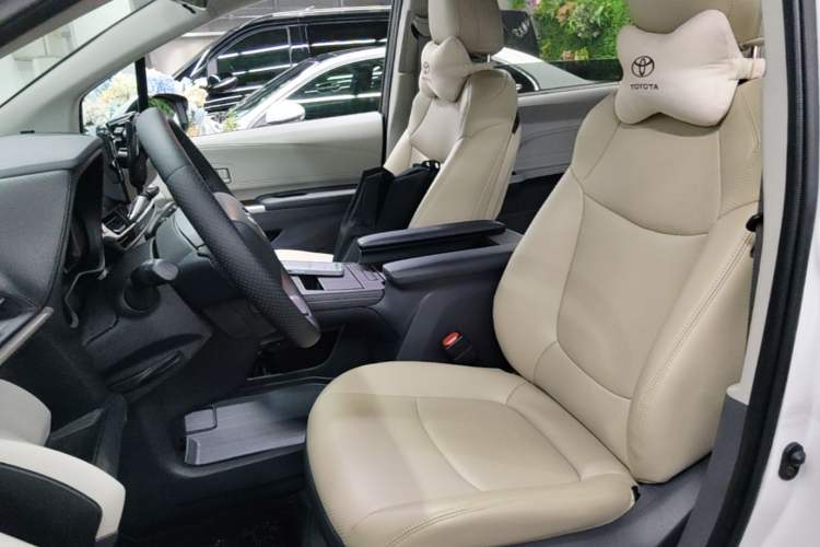 Used Toyota SIENNA 2024 2.5L Hybrid Comfort Edition Left Front Seat