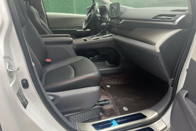 Used Toyota SIENNA 2024 2.5L Hybrid Comfort Edition Left Front Seat
