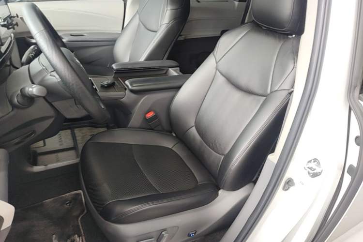 Used Toyota SIENNA 2024 2.5L Hybrid Comfort Edition Left Front Seat