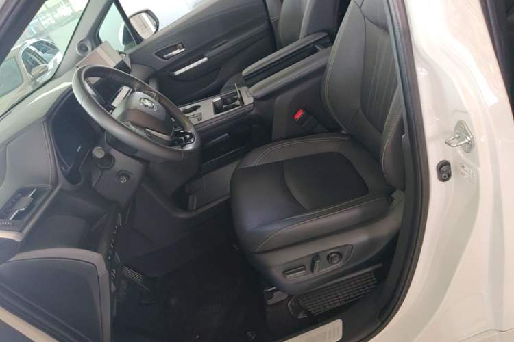 Used Toyota SIENNA 2024 2.5L Hybrid Platinum Edition Left Front Seat