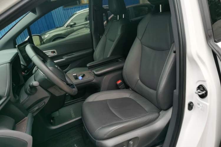 Used Toyota SIENNA 2024 2.5L Hybrid Four-Wheel Drive Prestige Edition Left Front Seat