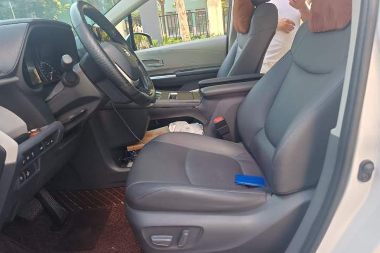 Used Toyota SIENNA 2024 2.5L Hybrid Comfort Edition Left Front Seat