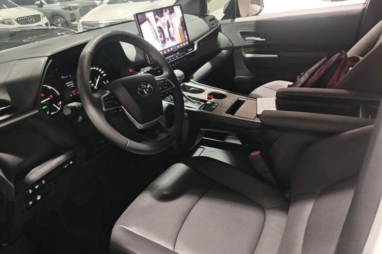 Used Toyota SIENNA 2024 2.5L Hybrid Luxury Edition Left Front Seat