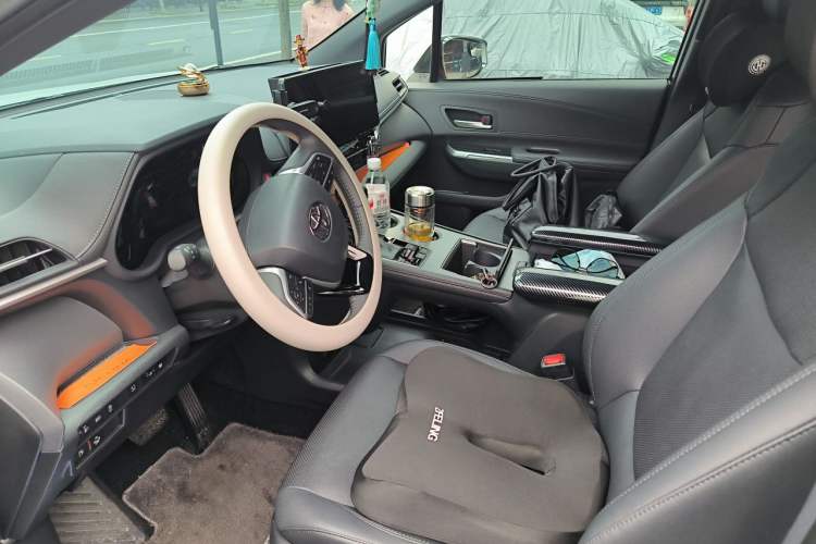 Used Toyota SIENNA 2024 2.5L Hybrid Luxury Edition Left Front Seat