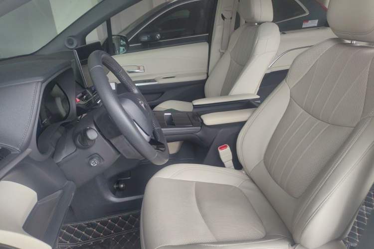Used Toyota SIENNA 2024 2.5L Hybrid Platinum Edition Left Front Seat