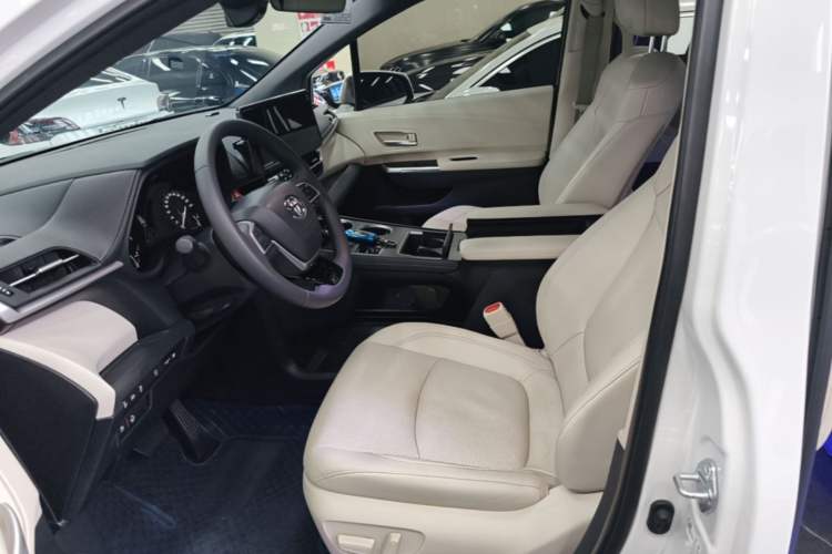 Used Toyota SIENNA 2024 2.5L Hybrid Luxury Edition Left Front Seat