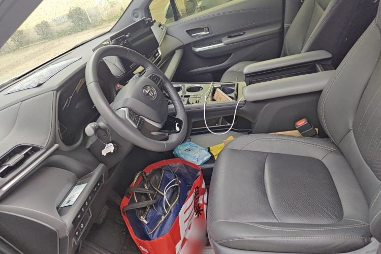 Used Toyota SIENNA 2024 2.5L Hybrid Platinum Edition Left Front Seat