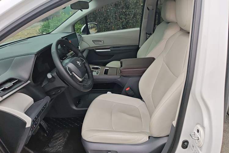 Used Toyota SIENNA 2024 2.5L Hybrid Comfort Edition Left Front Seat