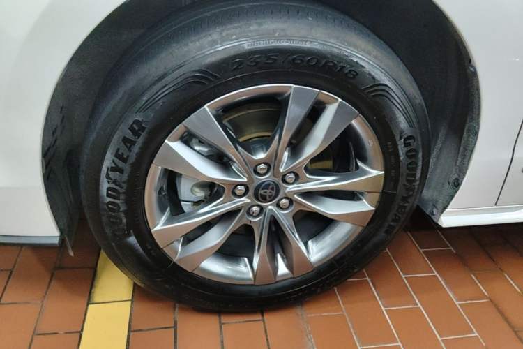 Used Toyota SIENNA 2024 2.5L Hybrid Comfort Edition Left Front Wheel Hub