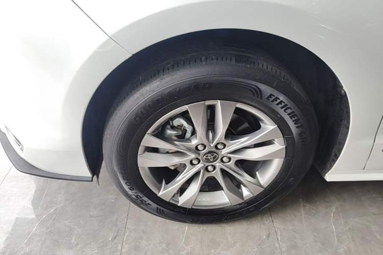 Used Toyota SIENNA 2024 2.5L Hybrid Comfort Edition Left Front Wheel Hub