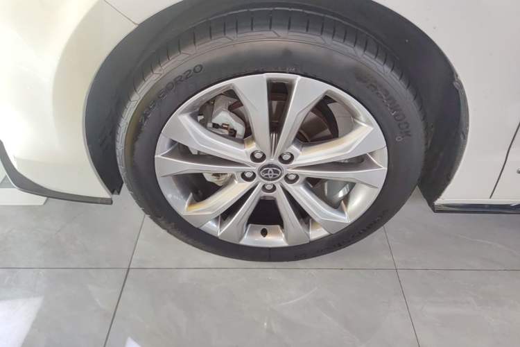 Used Toyota SIENNA 2024 2.5L Hybrid Platinum Edition Left Front Wheel Hub