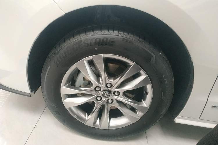 Used Toyota SIENNA 2024 2.5L Hybrid Comfort Edition Left Front Wheel Hub