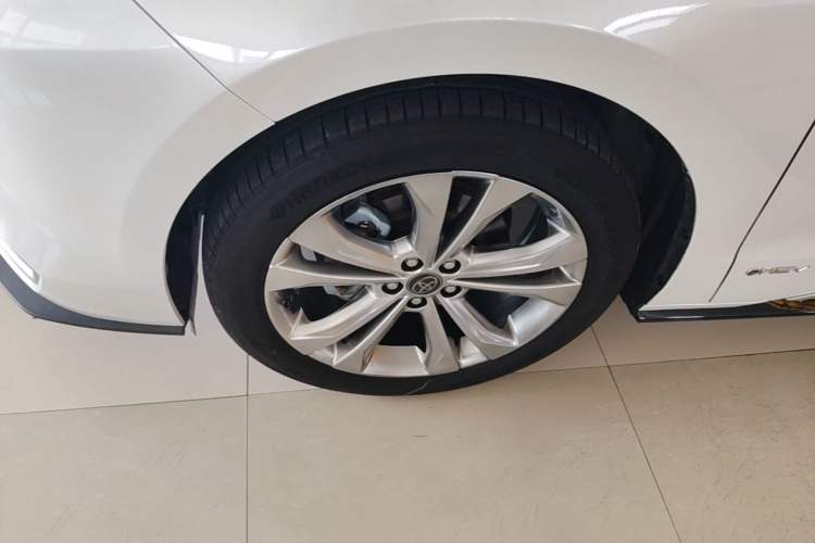 Used Toyota SIENNA 2024 2.5L Hybrid Platinum Edition Left Front Wheel Hub