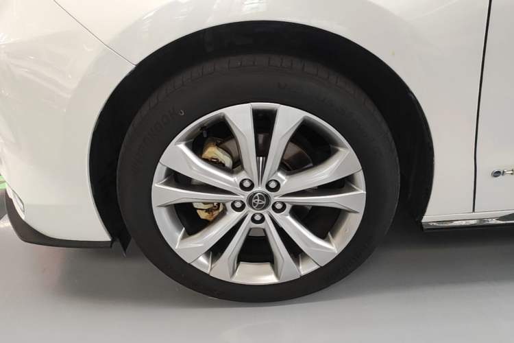 Used Toyota SIENNA 2024 2.5L Hybrid Luxury Edition Left Front Wheel Hub