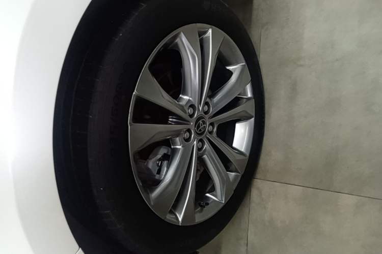 Used Toyota SIENNA 2024 2.5L Hybrid Prestige Deluxe Edition Left Front Wheel Hub