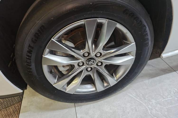 Used Toyota SIENNA 2024 2.5L Hybrid Comfort Edition Left Front Wheel Hub