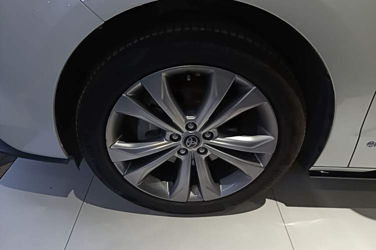 Used Toyota SIENNA 2024 2.5L Hybrid Luxury Edition Left Front Wheel Hub