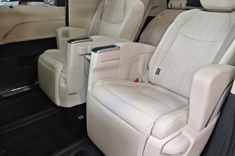 Used Toyota SIENNA 2024 2.5L Hybrid Platinum Edition Left Rear Seat