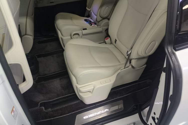 Used Toyota SIENNA 2024 2.5L Hybrid Luxury Edition Left Rear Seat