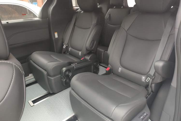 Used Toyota SIENNA 2024 2.5L Hybrid Four-Wheel Drive Prestige Edition Left Rear Seat