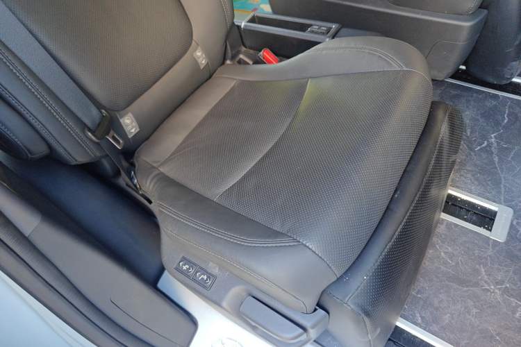 Used Toyota SIENNA 2024 2.5L Hybrid Four-Wheel Drive Prestige Edition Left Rear Seat