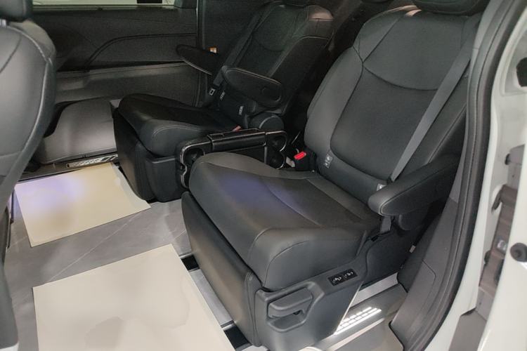Used Toyota SIENNA 2024 2.5L Hybrid Four-Wheel Drive Luxury Edition Left Rear Seat