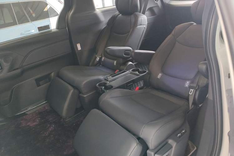 Used Toyota SIENNA 2024 2.5L Hybrid Four-Wheel Drive Prestige Edition Left Rear Seat