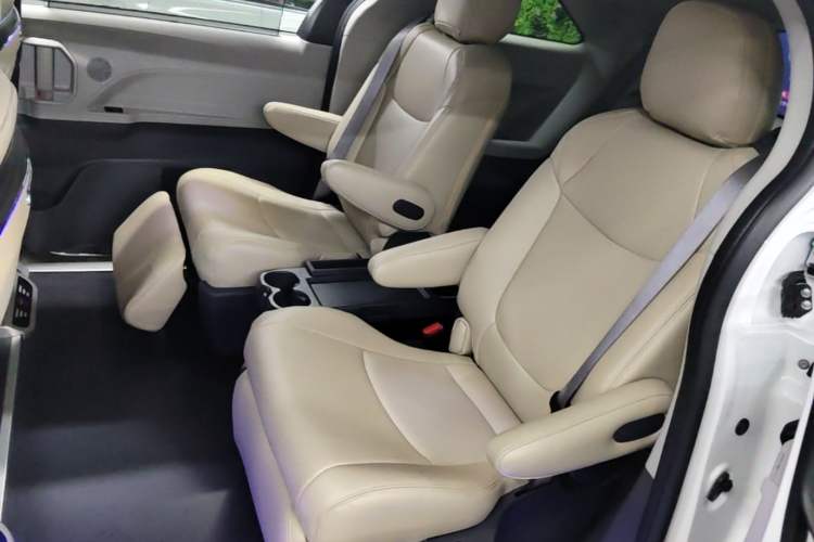 Used Toyota SIENNA 2024 2.5L Hybrid Comfort Edition Left Rear Seat