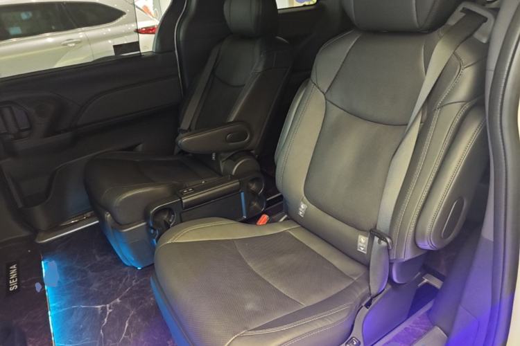Used Toyota SIENNA 2024 2.5L Hybrid Four-Wheel Drive Prestige Edition Left Rear Seat