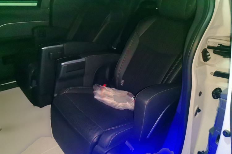 Used Toyota SIENNA 2024 2.5L Hybrid Platinum Edition Left Rear Seat