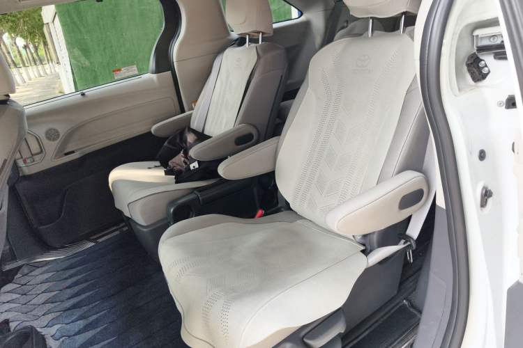 Used Toyota SIENNA 2024 2.5L Hybrid Comfort Edition Left Rear Seat