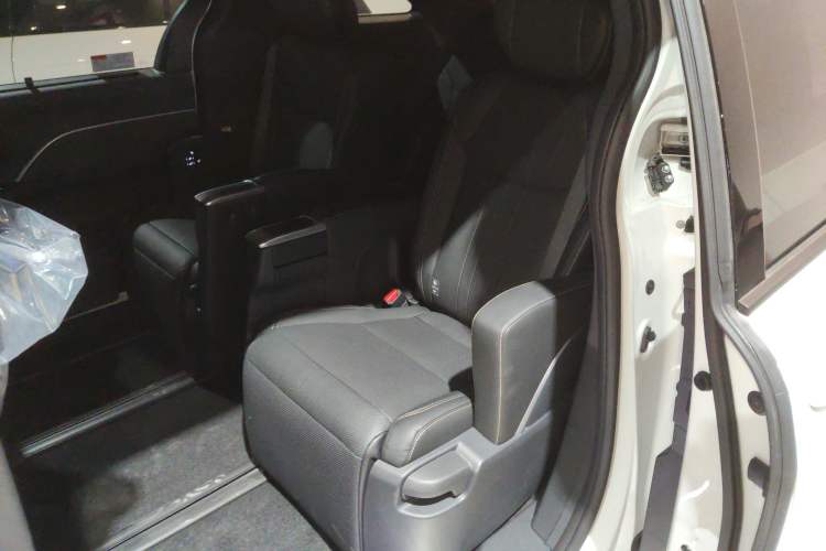 Used Toyota SIENNA 2024 2.5L Hybrid Prestige Deluxe Edition Left Rear Seat
