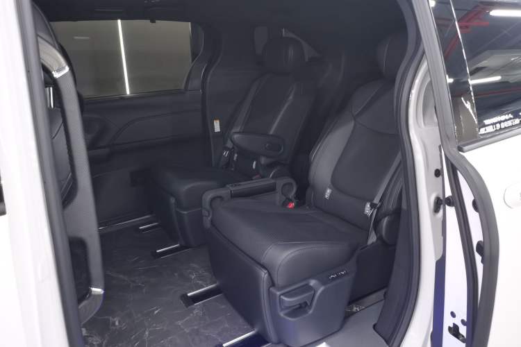 Used Toyota SIENNA 2024 2.5L Hybrid Four-Wheel Drive Prestige Edition Left Rear Seat