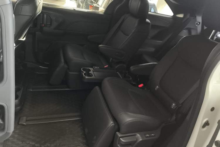Used Toyota SIENNA 2024 2.5L Hybrid Four-Wheel Drive Prestige Edition Left Rear Seat