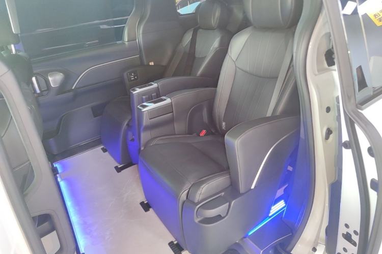 Used Toyota SIENNA 2024 2.5L Hybrid Platinum Edition Left Rear Seat