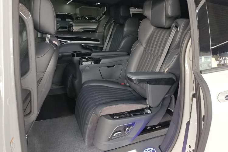Used Toyota SIENNA 2024 2.5L Hybrid Four-Wheel Drive Prestige Edition Left Rear Seat