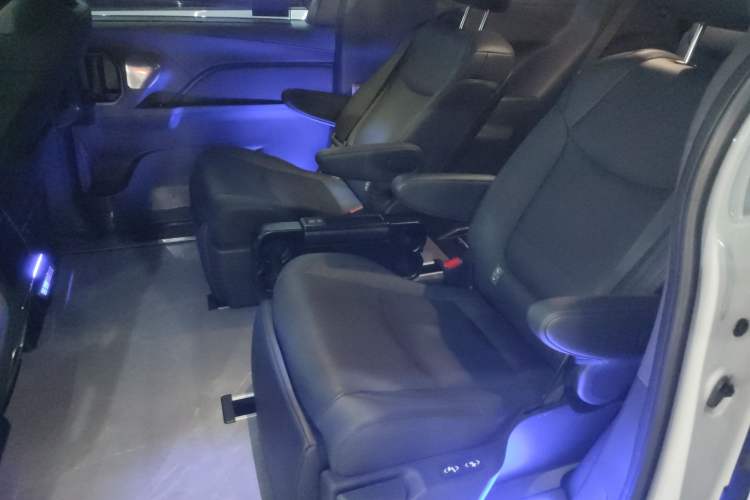 Used Toyota SIENNA 2024 2.5L Hybrid Four-Wheel Drive Prestige Edition Left Rear Seat