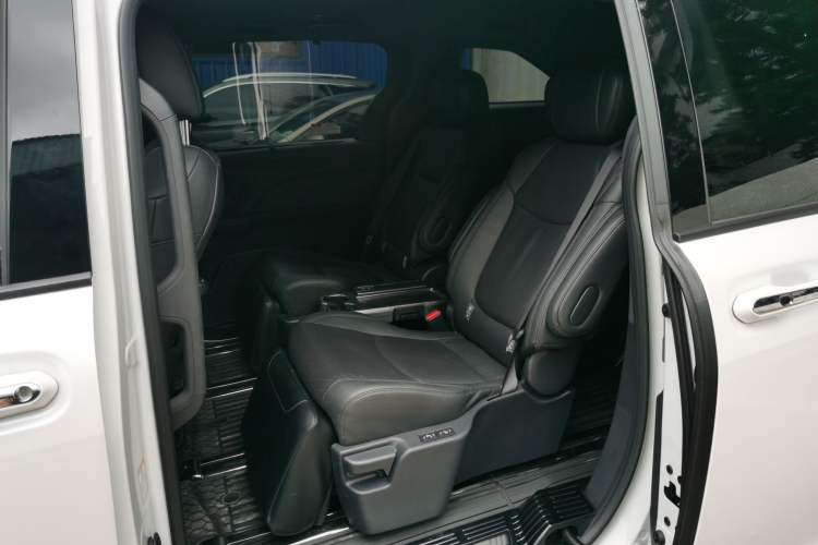 Used Toyota SIENNA 2024 2.5L Hybrid Four-Wheel Drive Prestige Edition Left Rear Seat
