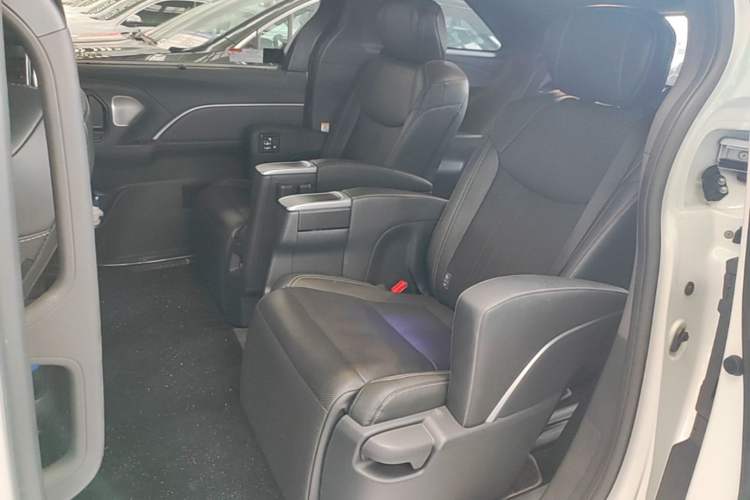 Used Toyota SIENNA 2024 2.5L Hybrid Luxury Edition Left Rear Seat