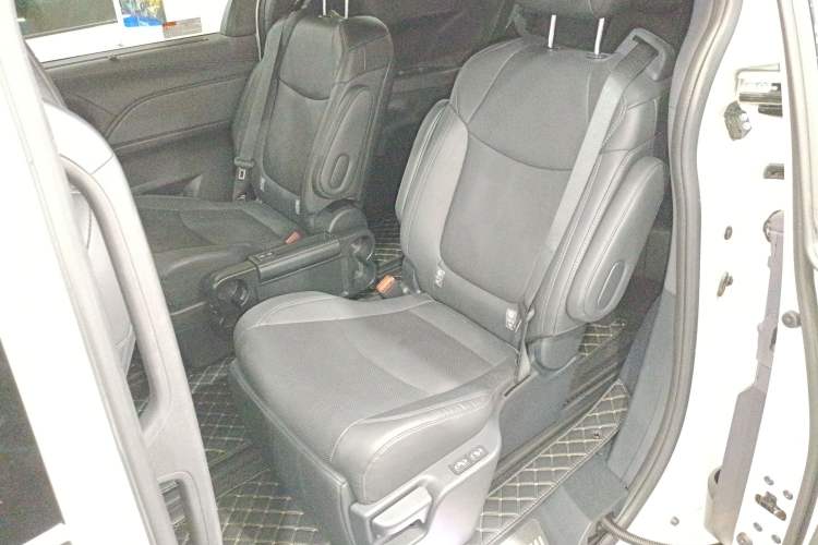 Used Toyota SIENNA 2024 2.5L Hybrid Four-Wheel Drive Prestige Edition Left Rear Seat